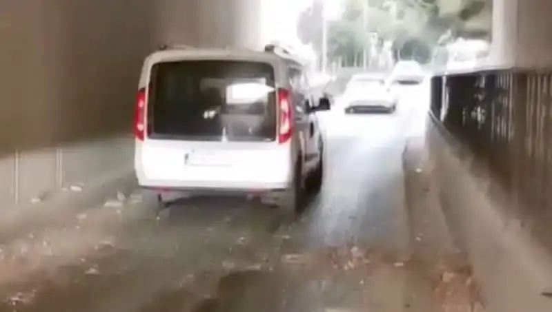 İstanbul Trafiğinde Panik Anları: Beton Parçaları Araçların Üzerine Düştü