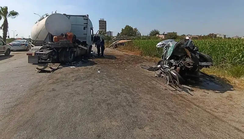 Adana'da Tanker Artık Korkutucu Değil: Otomobil ve Kamyona Çarpması Feci Sonuçlar Doğurdu