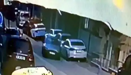 Esenyurt'ta Kaçak Sürücü, Park Halindeki İki Otomobili Önüne Kattı!