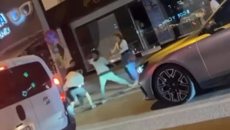 Cadde Boks Ringi Oldu: İstanbul'da Yumruklar Havada Uçuştu!