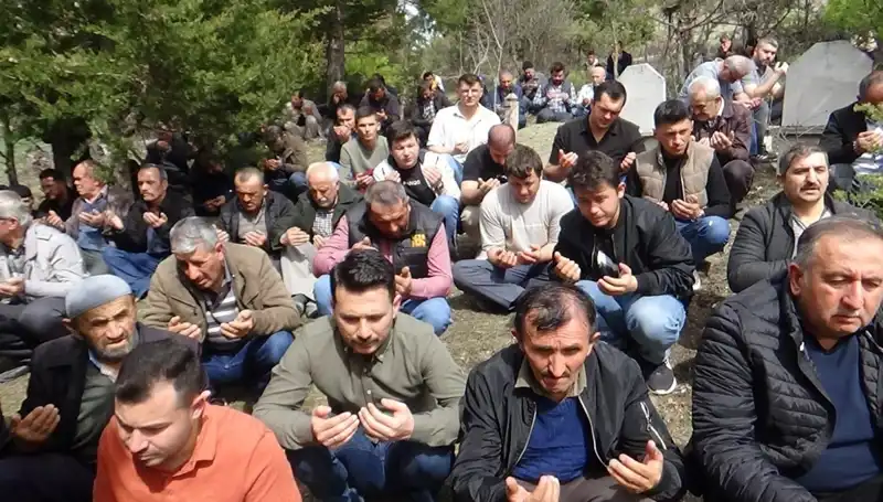 Bir Köyün Vefası: Sevgiyle Uğurlanan Ağaçtaki Anılar