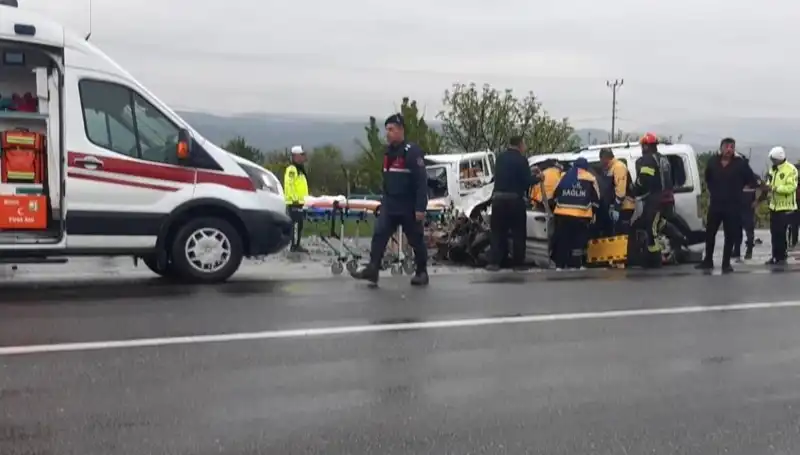 Denizli'de Korkutan Kaza: İki Araç Kafa Kafaya Çarpıştı, Yaralılar Var!