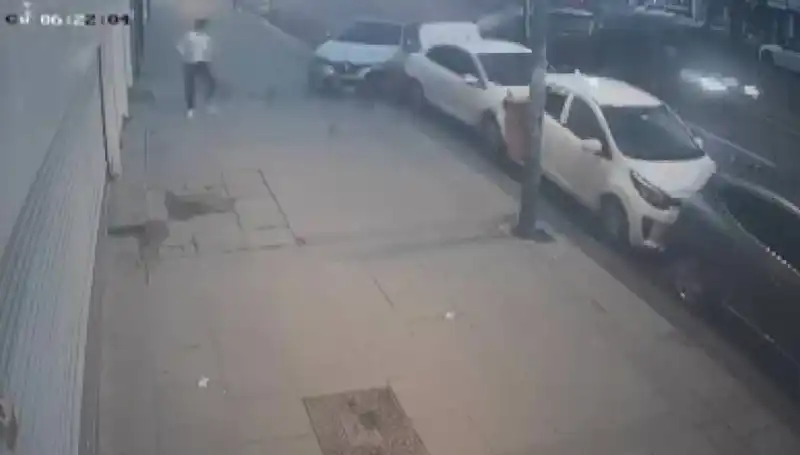 Direksiyon Kontrolünü Kaybeden Araç Park Halindeki Araçlara Çarptı!