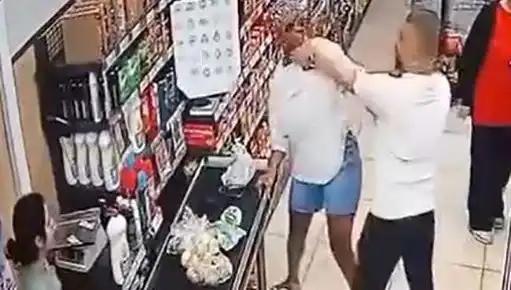 Markette Şok Edici Anlar: Çocuğunun Önünde Kadına Saldırdı!