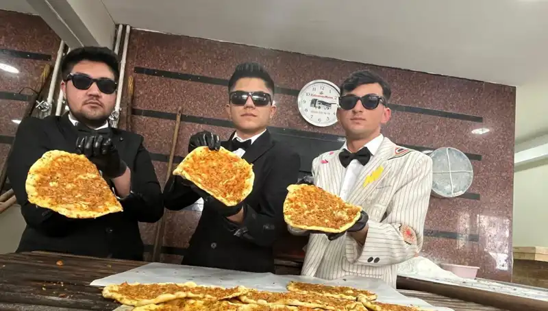Takım Elbise Giymiş Fırıncılar, Belediye Önünde Kortej Düzenleyerek Dikkatleri Üzerine Çekti
