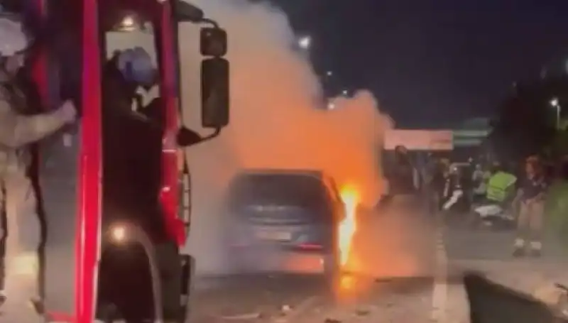 Otoyolda Bariyerlere Çarpan Araç Alev Alev Yandı: Korku Dolu Anlar
