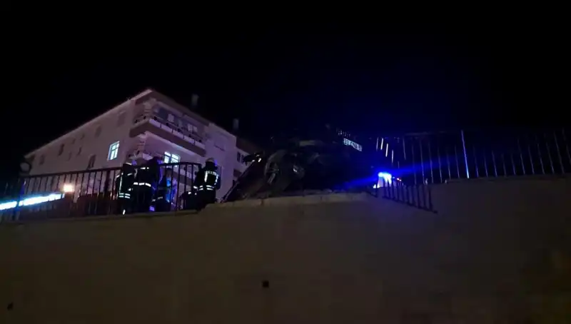 İstanbul'da Kontrolden Çıkan Araç Bariyere Çarparak Asılı Kaldı