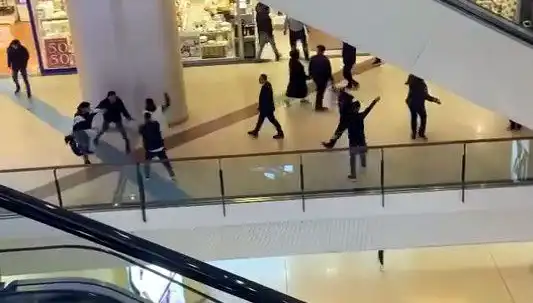 İstanbul'daki AVM'de Şok Eden Kavga: İki Grup Birbirine Girdi