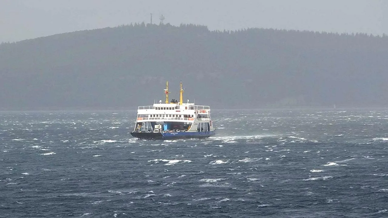 Olumsuz Hava Koşulları Gökçeada ve Bozcaada Feribot Seferlerini İptal Ettirdi