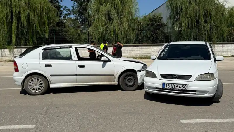 İstanbul'da Korkunç Kaza! İki Otomobil Çarpıştı, İki Yaralı