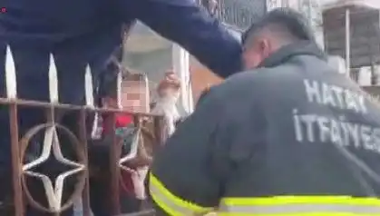 Hatay’da Küçük Çocuğun Koluna Demir Korkuluk Saplandı, Acil Müdahale Gerekti