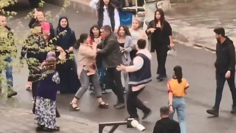 Adliye Önünde Güvenlik Açığı: Tekmeli Yumruklu Kavga Kameralara Yansıdı