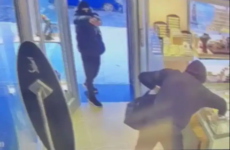 Ümraniye'deki Soygun Girişimi: Maskeli Çete Korku Saçtı!