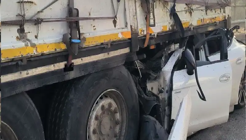 TIR'a Arkadan Ok Gibi Saplanan Aracın Korkunç Kazası İstanbul'u Şaşırttı