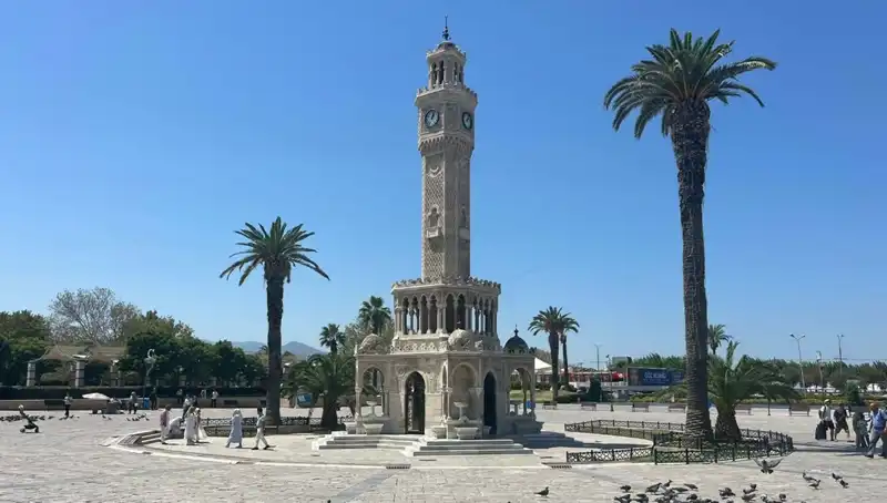 İzmir'de Sıcak Hava Dalgası: 42 Derecede Boşalan Meydanlar