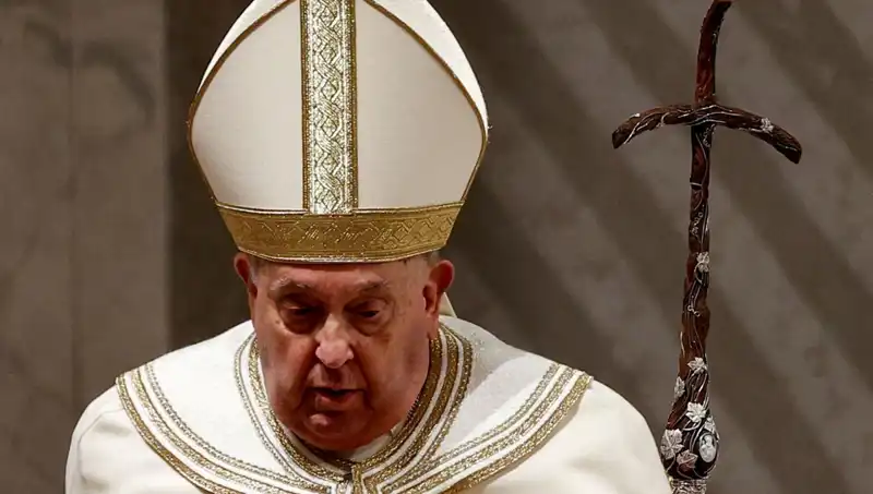 Vatikan'da Endişeli Bekleyiş: Papa Francis Hastanede Neler Oluyor?