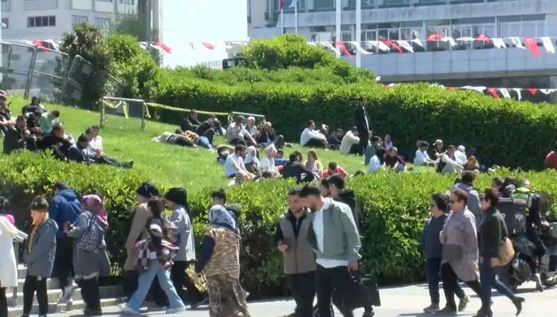 Taksim'de Deprem Yaşanıyor! Vatandaşlar Ne Yapmalı?