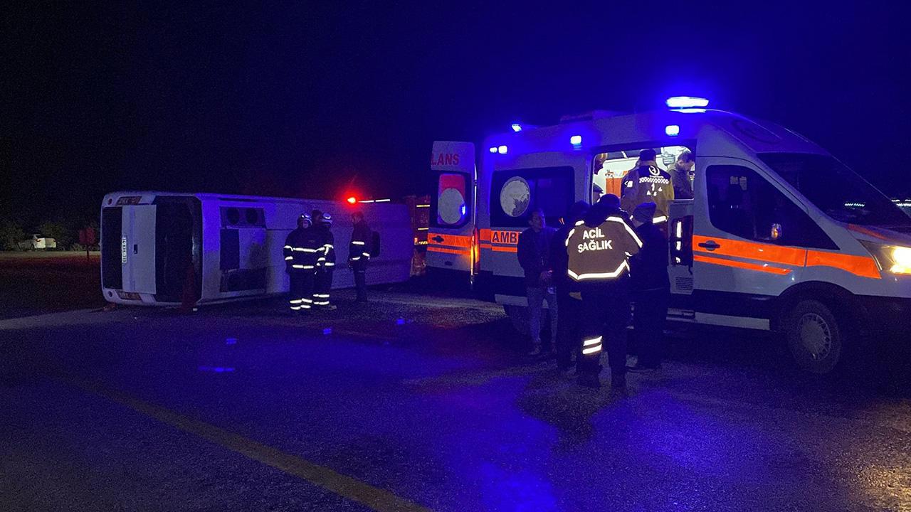 Midibüs devrildi, 24 kişi yaralandı