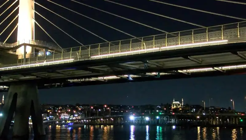 Metro Köprüsünden Denize Düşen Kişiye Ulaşmaya Çalışan Ekipler Seferber Oldu