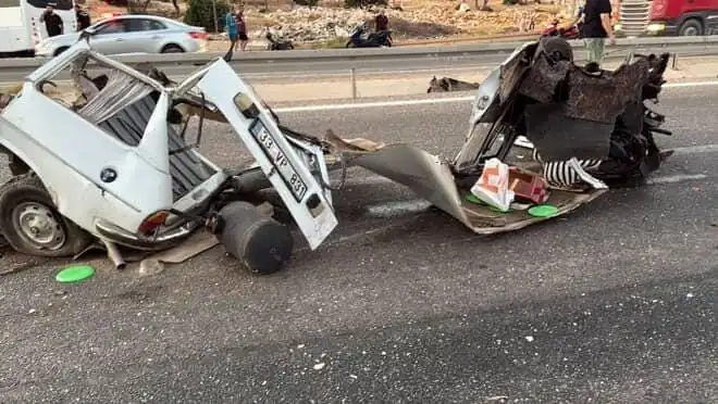 İstanbul'da Bariyere Çarpan Araçta Feci Kaza: Bir Ölü, Bir Yaralı