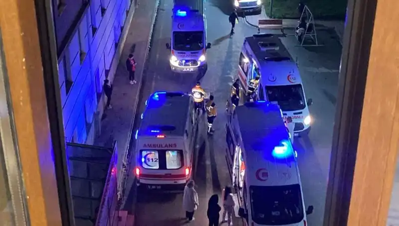 İstanbul'da Akşam Yemeği Skandalı: 53 Öğrenci Hastaneye Kaldırıldı!