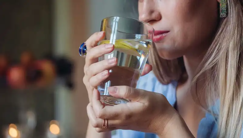 Aç Karnına 1 Litre Su İçmenin Sağlığa Faydaları ve Zararları
