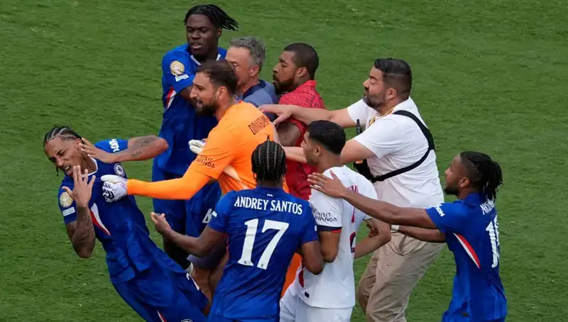 Büyük Finalde Şok Anlar: Teknik Direktörden Futbolcuya Yumruk Hamlesi!