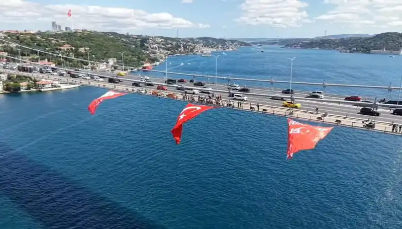 İstanbul’da Tarihi Köprüye Dev Türk Bayrağı Asıldı!