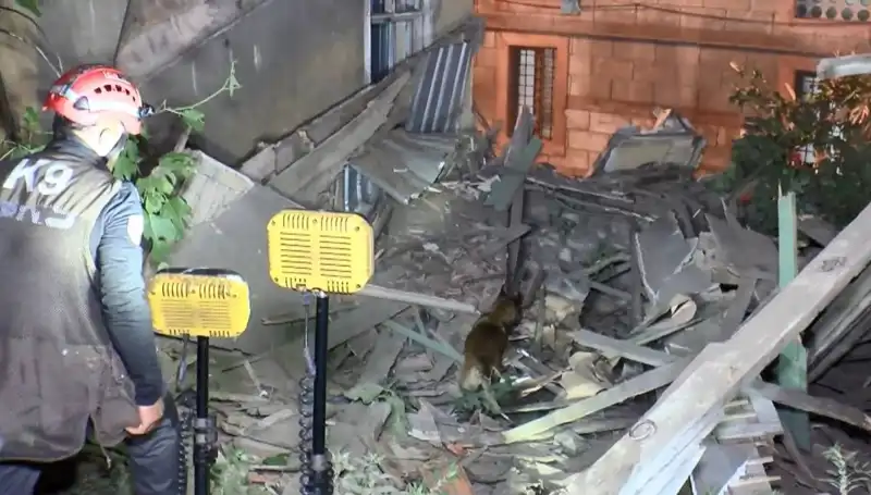 İstanbul'da Deprem Sonrası Hasar Gören Bina Çöktü: Son Gelişmeler