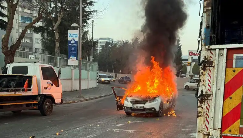 İstanbul'da Korkunç Kaza: Alev Topuna Dönüşen Araç Feci Çarpıştı!