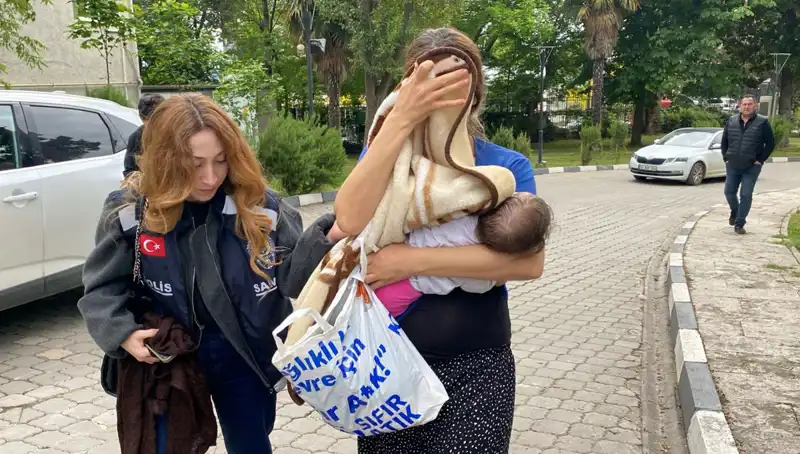 Evlerden Hırsızlık Yapan Kadın, Güvenlik Kameralarıyla Yakayı Ele Verdi!