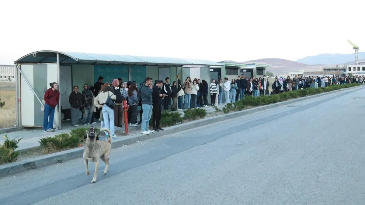 Ankaralı Öğrencilerin “Mansur Yavaş” İsyanı: Otobüs Seferleri Azaldı, Okul Yolu Çileye Döndü