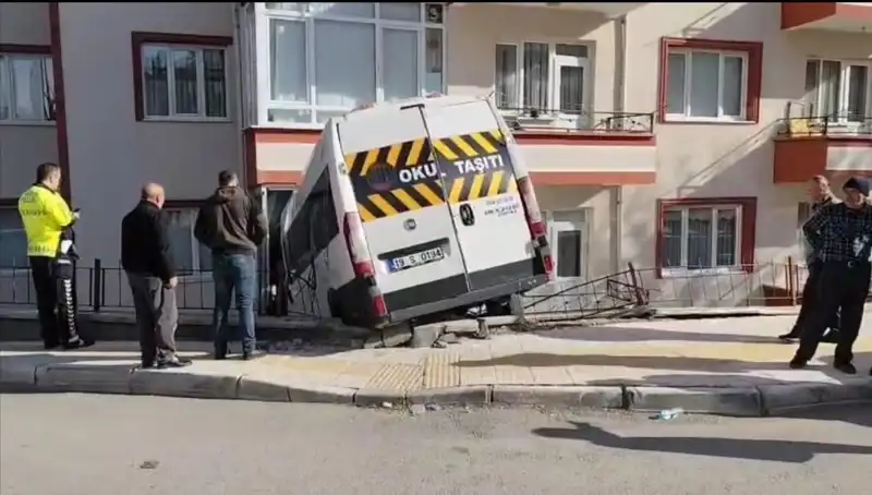 Okul Servisi Balkona Girdi: İstanbul'da Korkunç Kaza