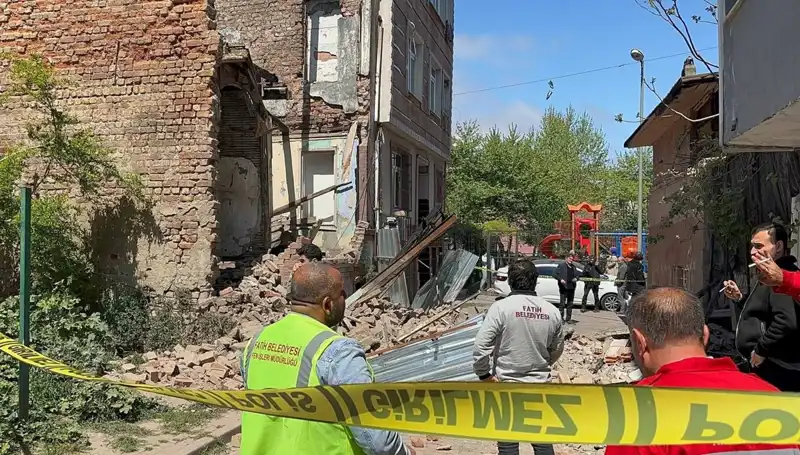 İstanbul Fatih'te Deprem Sonrası Binanın Çöküşü Kentte Korkuya Neden Oldu