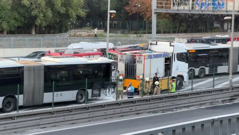 İstanbul'da Metrobüs Yangını: Trafikte Kâbus Gibi Bir Gün