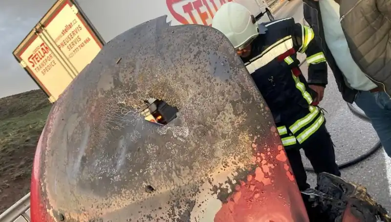 Seyir Halindeki Araçta Yangın: Rüzgar Durduramadı, Araç Kül Oldu!
