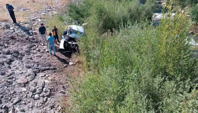 Sivas'ta Otomobil Dere Yatağına Uçtu: İki Can Dateş oldu!