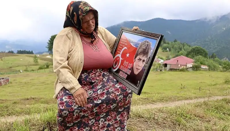Eren Bülbül’ün Annesine Bayram Ziyareti: DEM Parti’den Duygusal Destek ve Kutlama