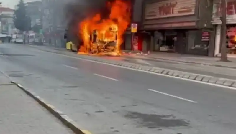 Ümraniye'de Alev Alev Yanan Araçta Korku Dolu Anlar Yaşandı