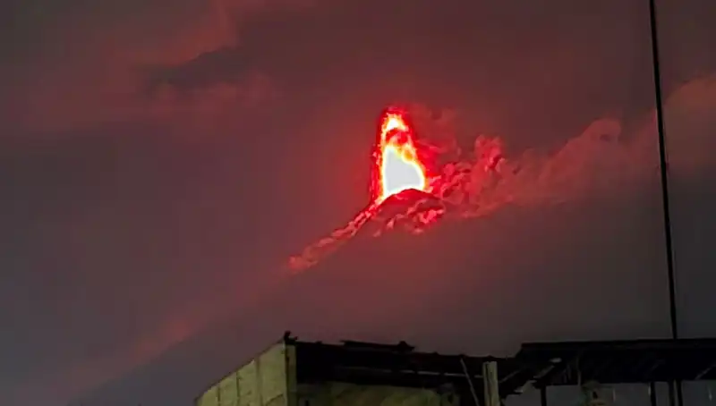 Fuego Yanardağı Patladı: 30 Bin Kişilik Tahliye Harekatı Başladı
