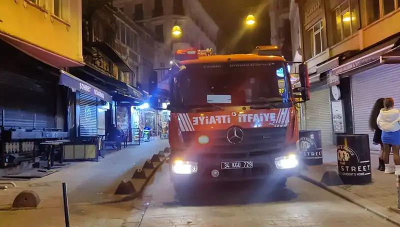 Beyoğlu'nda Asansör Boşluğuna Düşen Müşteri Hayatını Kaybetme Tehlikesiyle Karşı Karşıya