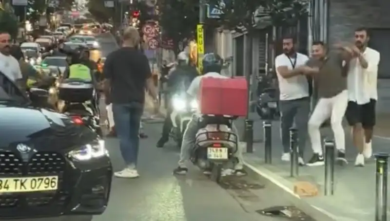 Nişantaşı’nda Yol Verme Kavgası: Kadına Sopayla Saldırdı!