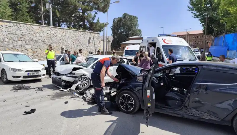 Bitlis'te Trafik Kazası: 10 Kişi Yaralandı, Olayın Detayları Şok Edici