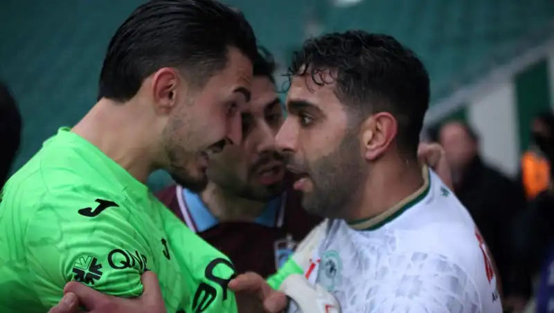 Konyaspor-Trabzonspor Maçında Gergin Anlar: Futbolcular Arasında Arbede!