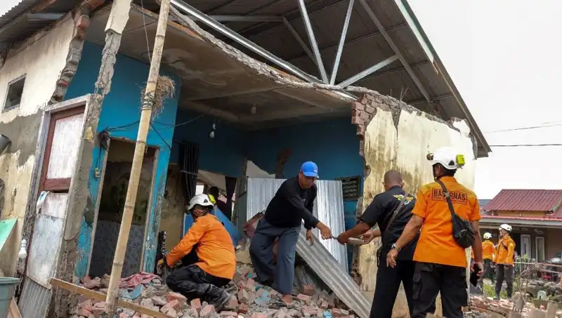 Endonezya'da 5.7 Büyüklüğünde Deprem, 8 Ev Çöktü: Korku Dolu Anlar