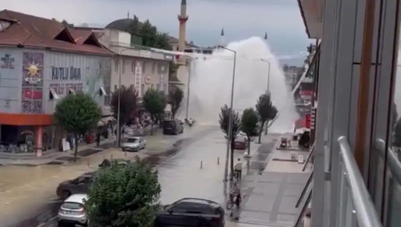 İstanbul’da İçme Suyu Hattında Patlama: Fışkıran Su Sokakları Görsel Şölene Dönüştürdü