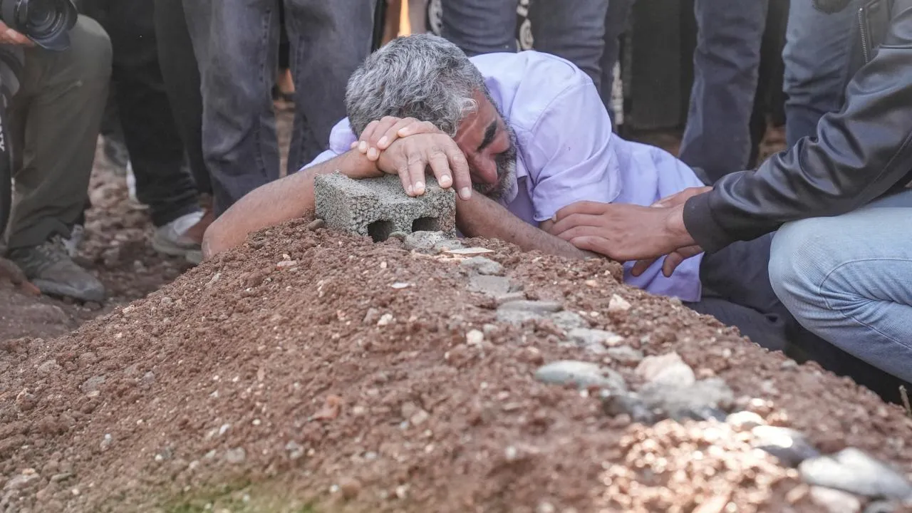 Üniversite Öğrencisi Rojin, Gözyaşlarıyla Diyarbakır'da Son Yolculuğuna Uğurlandı