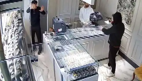 Bursa'da Kuyumcuya Soygun Girişimi: Korku Dolu Anlar Kameraya Yansıdı