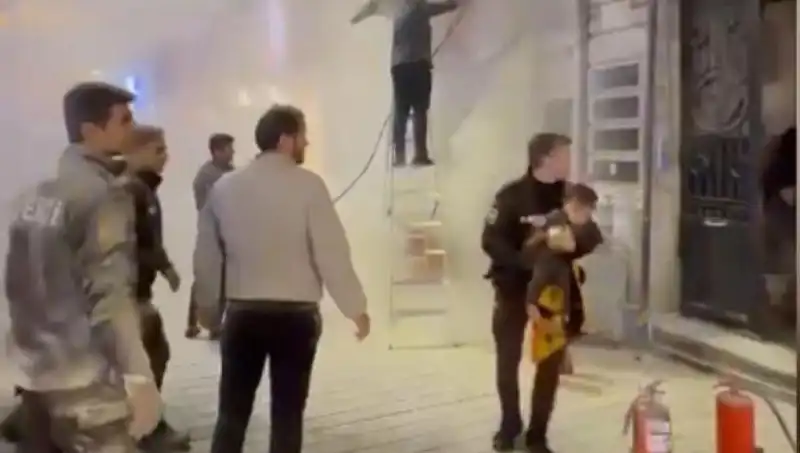 Beyoğlu'ndaki Büfede Yangın: Kahraman İtfaiyeciler Çocuğu Kurtardı