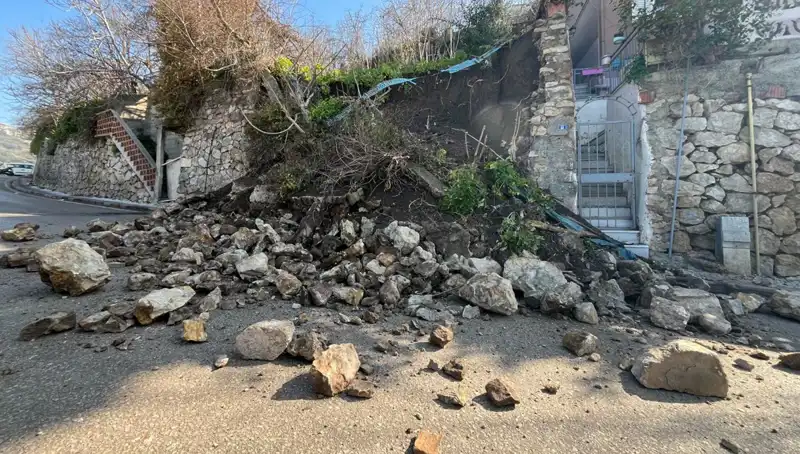 İstanbul'da İstinat Duvarı Çöktü: Trafikte Kaos ve Panik Anları Yaşandı